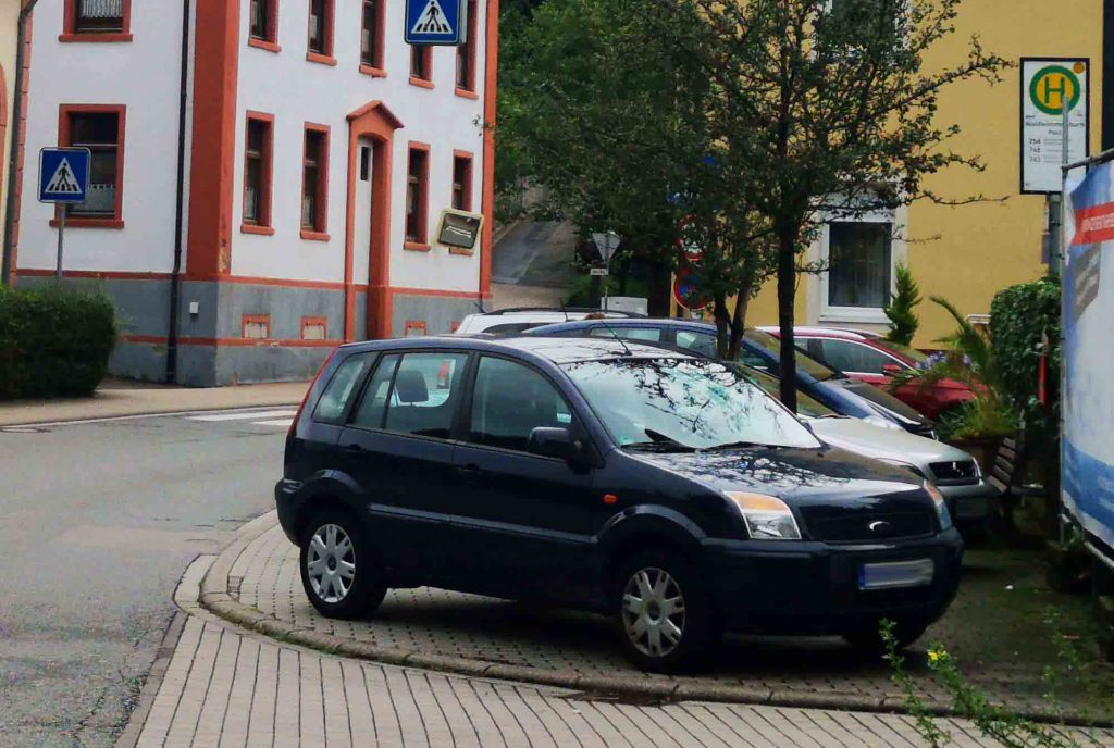 Der Weg zum Fußgängerüberweg ist zugeparkt